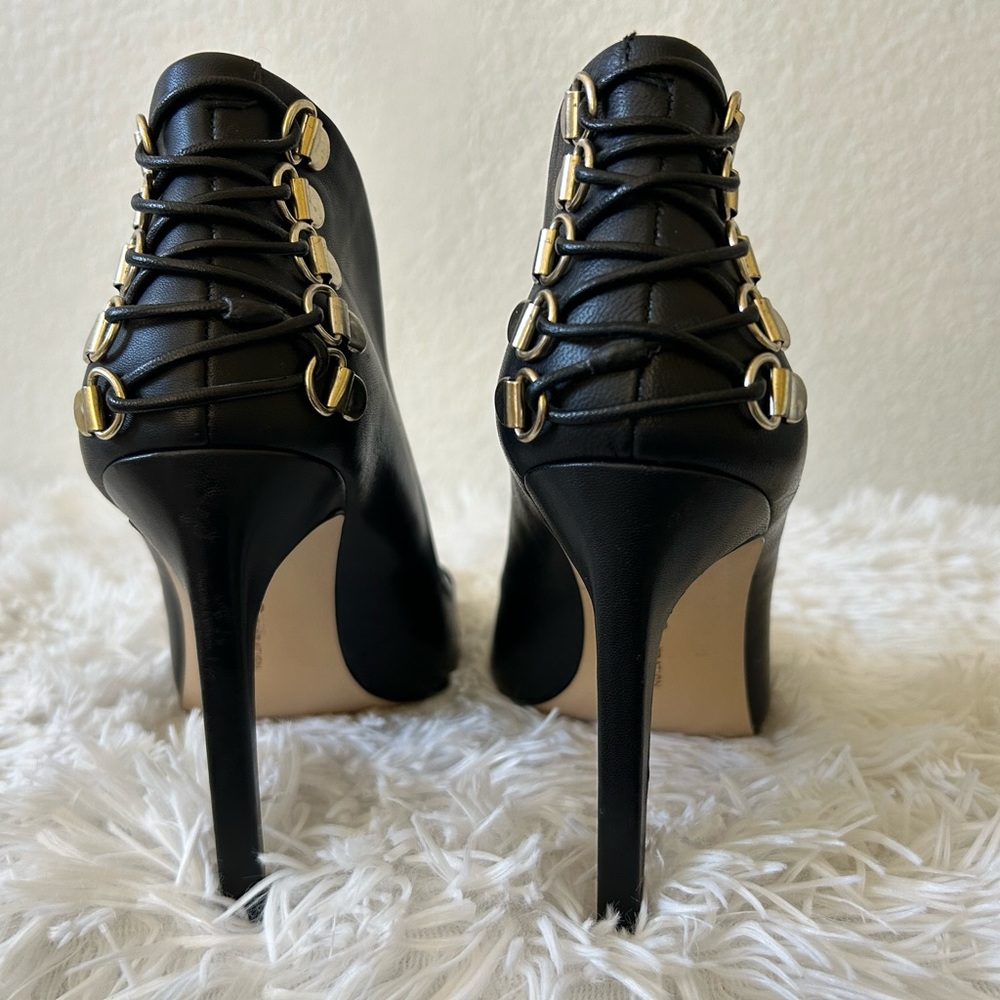 BCBG BLACK LEATHER HEELS